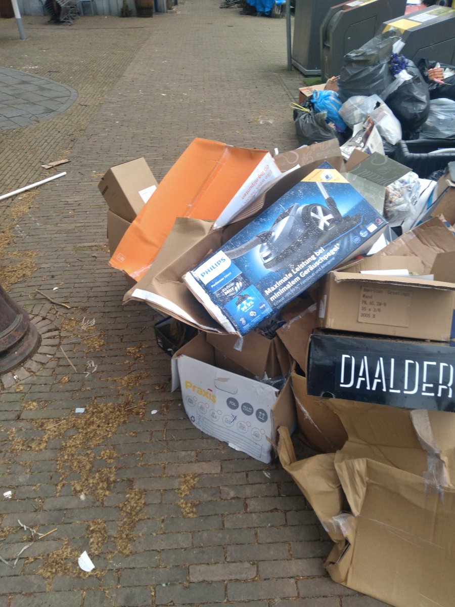 vrouw_met_pijp's tweet photo. @webcare020 @StadsdeelZuid @LijpInDePijp @BvdPijp @stadsbewonor Begin v/e nieuwe week op het Van der Helstplein.😪 Dit kan en mag niet zo! @roccopiers @LaurensIvens er moet ècht meer geld komen voor afvalverwerking!!! #vanderhelst #vanderhelstbelt #smeerpijp #deschonepijp https://t.co/R86ZNELQK5