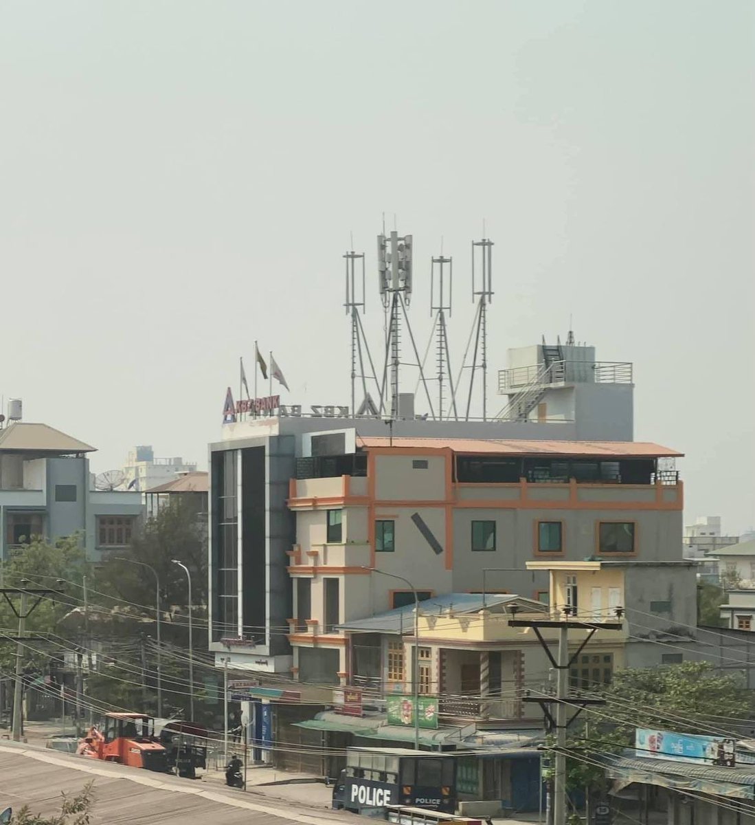 On 110-57 street, Mandalay, military junta group in civillian forms destroyed the ATM machine, CCTV and properties of KBZ bank.
BLOODTHIRSTY JUNTA
#WhatsHappeningInMyanmar
#Mar15Coup