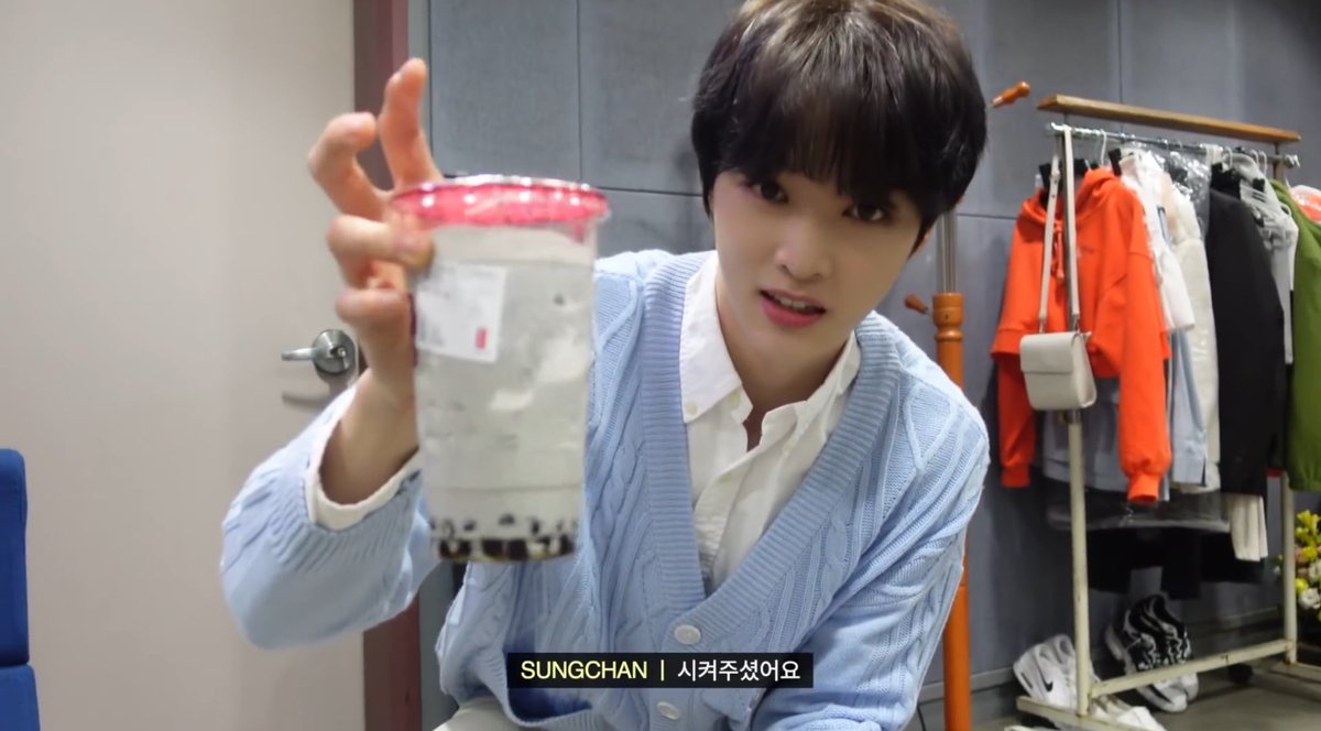 ซองชานบอกวันนี้เป็นเอ็มซีครั้งแรก พี่แฮชานเลยซื้อชานมมาเลี้ยง  พี่แฮชาน ขอบคุณนะคับ พี่แฮชานสุดยอด!