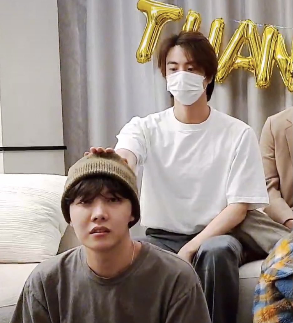 jinjoo_bts's tweet photo. pat pat
#JIN #JHOPE https://t.co/AHTkZEmEhi