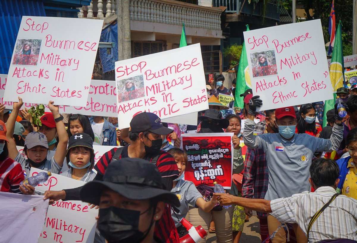 DooPlaya's tweet photo. People in KNU Brigade 6 areas are protesting againts the dictatorship everyday. Their demands are as follows. (18-2-2021)

#RejectMilitaryCoup
 #EndDictatorship 
#Abolish2008Constitution #BuildFederalDemocraticUnion #FreeEveryoneUnjustlyDetained
#KNU https://t.co/EiczzXlCEF