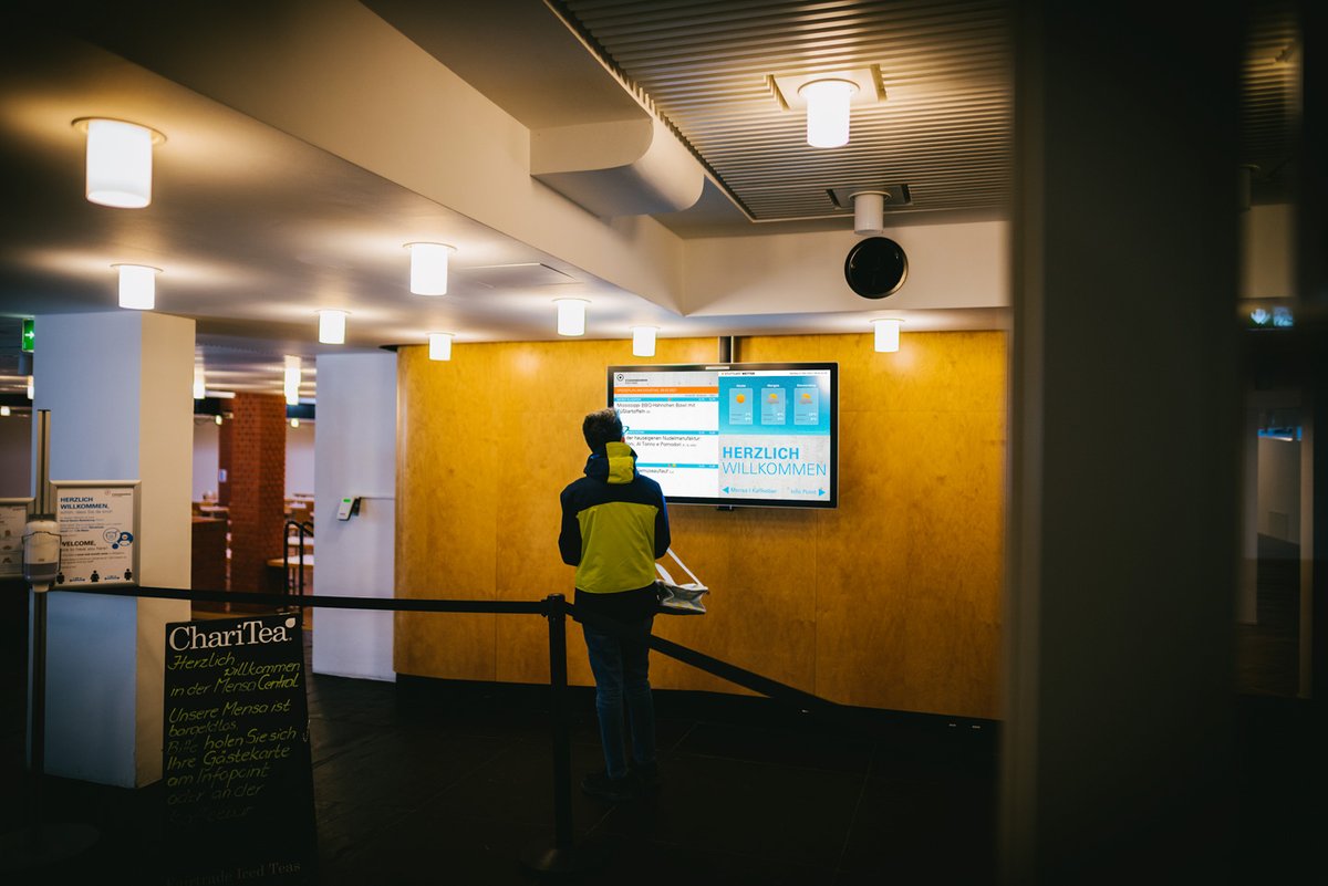 infomax_de's tweet photo. Mensa Central, Werbung zentral. 

Prominent platziert im Eingangsbereich der neuen Mensa Central in Stuttgart, lockt ein CampusTV-Display die Blicke der Gäste auf sich. Neben dem Speiseplan werden die Gäste zusätzlich mit Nachrichten und Neuigkeiten des @SWStuttgart versorgt. https://t.co/jjcS8bwAm8