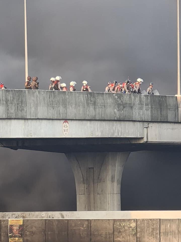 Terrorists seen to be in position on #BayintNaung bridge. It’s difficult to know what’s actually happening on the ground since mobile networks are disabled. #WhatsHappeningInMyanmar #Mar15Coup