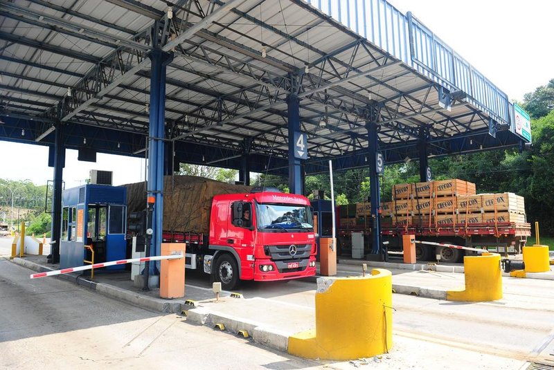 GianeGuerra's tweet photo. Da alta de 41% no diesel à falta de pneu, transportadoras apontam impactos no frete https://t.co/cVpl6uLi74 @gzhdigital #acertodecontas https://t.co/COZ2umD42o