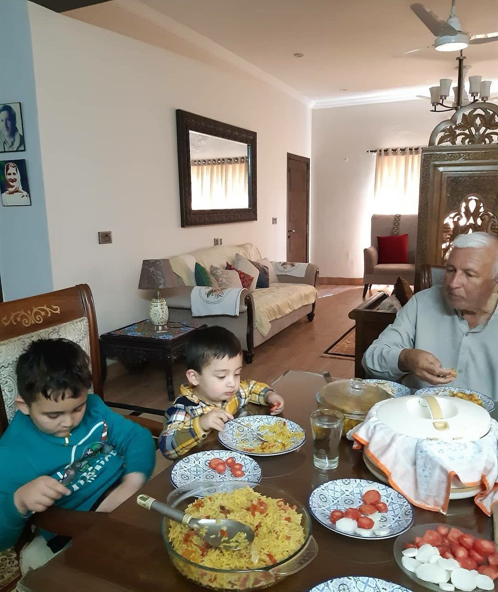 nishatriaz's tweet image. When head chair is shared.

#powersharing #family #boys