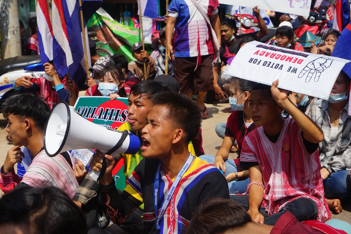 DooPlaya's tweet photo. People in KNU Brigade 6 areas are protesting againts the dictatorship everyday. Their demands are as follows. (26-2-2021)

#RejectMilitaryCoup
 #EndDictatorship 
#Abolish2008Constitution #BuildFederalDemocraticUnion #FreeEveryoneUnjustlyDetained
#KNU https://t.co/EhV13cbPJb