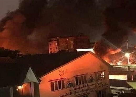 AnroidAK47's tweet photo. Myanmar makin memanas... 

Minggu kemarin 38 orang peserta aksi tewas di bantai aparat dalam satu hari... 

Rakyat berontak bergerak, pabrik china di bakar karena komunis china di anggap dalang atas pembantain junta militer terhadap rakyat sipil myanmar! https://t.co/CLOuO4qtv9