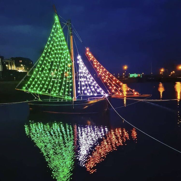 galwaytourism's tweet photo. Húicéir ag taispeáint ár ndathanna náisiúnta go bródúil ag an Cladach i Cathair na Gaillimhe. #StPatricksDay #SeachtainNaGaeilge 
📷@galwayswestend https://t.co/SKedtXSv16