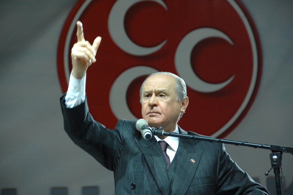 SN DEVLET BAHÇELİ
"Danıştay'ın Türk'üm demekten rahatsızlığı hüsran verici bir çarpıklıktır"
 " HDP’li bölücülerin fezlekelerinin TBMM’ye gönderilip milli dayanışma şuurunun çelikleştiği bugünlerde Öğrenci Andı kararı pimi çekilmiş bir bombadır.
Danıştay bu yanlıştan dönmelidir"