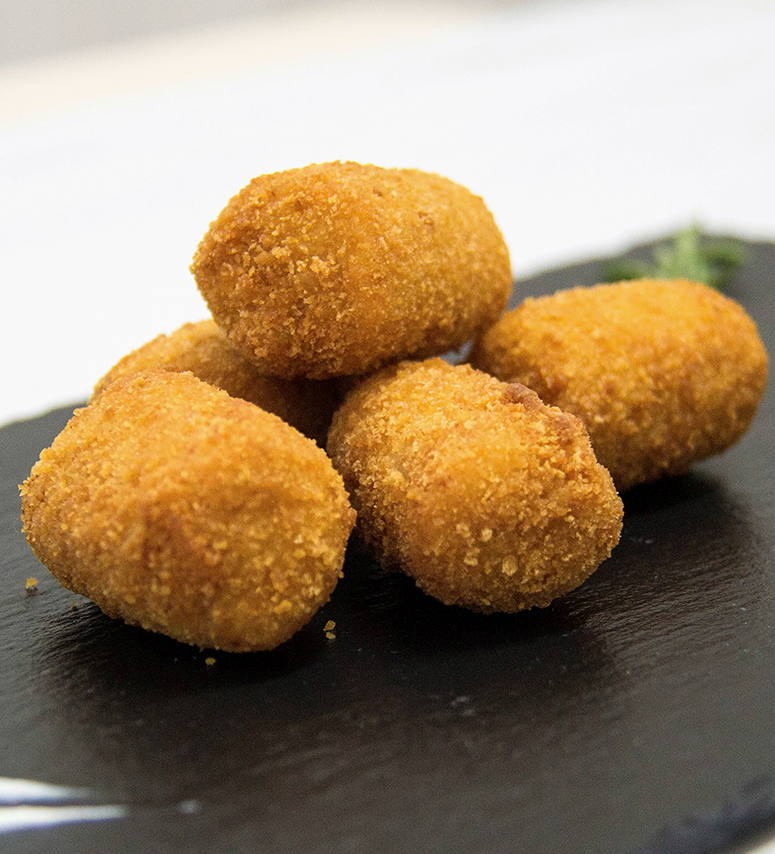 ¡Que levante la mano 🙌 quien sea croquetero de corazón! ❤️
---
Hoy os presentamos nuestros tres tipos de croqueta estrellas:
 - Croquetas de pollo
 - Croquetas de espinacas
 - Croquetas de jamón

🌐 lacocinadeelisa.es
#Croquetaslovers #ComidaCasera #TakeAway  #healthyfood