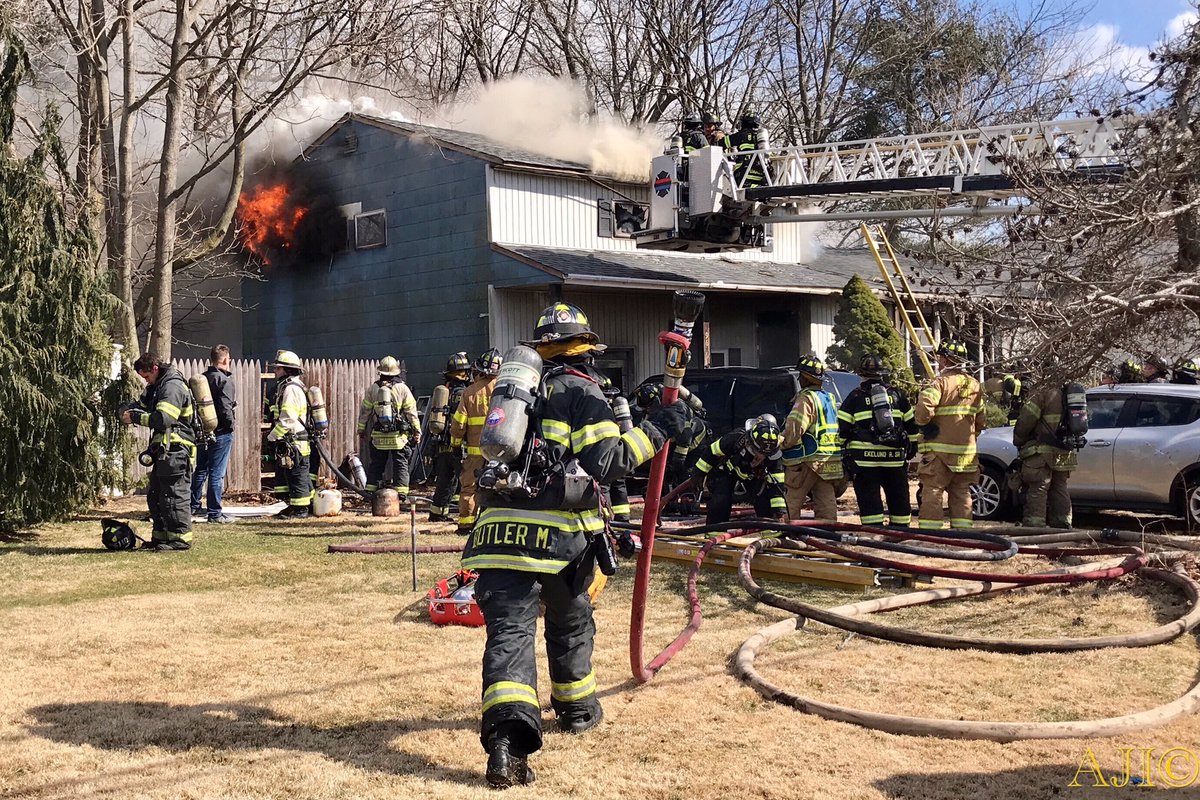 Chief_Ippy's tweet photo. Yesterday @BSFDInfo w/ mutual aid depts handled a W/F in W. Bay Shore. Due to heavy winds & hoarding conditions crews had to go exterior before moving interior. Cause is under investigation A/T/T @BillyGoldfeder @thefirenews @SuffolksBravest 📸#crossbuffjrphotography #AJI #cBJP https://t.co/FFFbUbAY3z