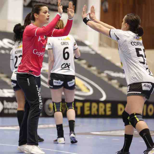 Un congé maternité pour les handballeuses

Ce lundi, le handball est le premier sport collectif féminin à se doter de sa convention collective. Avec, enfin, une vraie couverture de la maternité. ow.ly/YID750DYTTb
