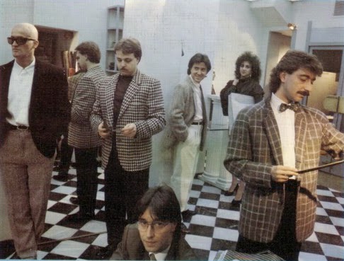 En la España de los años 80 también hubo una generación de músicos contagiados por el funk y sus derivados. Enlace Funk Antena pone aquí las joyas que sonaban entonces. 

gladyspalmera.com/la-otra-movida…