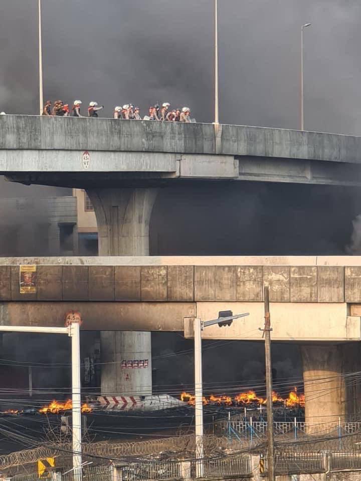 NaingOK2's tweet photo. Current situation in HlaingTharYar; armed military junta groups are stationed on the bridge and continuously opening gunfires and setting fire around the city. The numbers of deaths and injuries are on the rising side. 

BLOODTHIRSTY JUNTA
#WhatsHappeningInMyanmar  #Mar15Coup https://t.co/9VnuFgoSYA