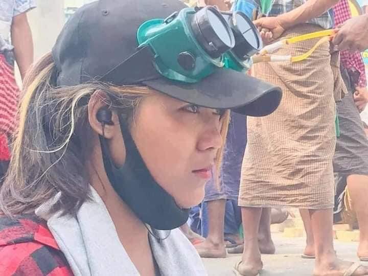 NaingOK2's tweet photo. Myingyan: This courageous muslim young girl from front line of the protest is fallen today. 🥀 Death Toll in Myingyan is so far FIVE and she is the one of them. May all the martyrs REST IN POWER. #WhatsHappeningInMyanmar
#Mar15Coup https://t.co/ocnOetl0pl