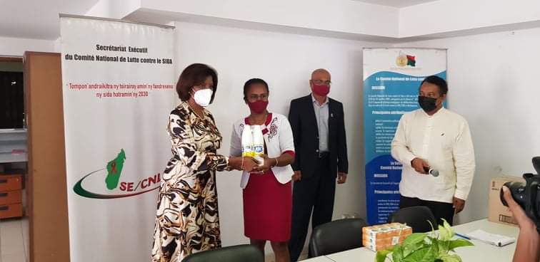 UNAIDS_IO's tweet photo. To mark their support,@UNAIDS_IO, with NAC carried out last week a distribution of hygiene kits to Associations and NGOs working in the fight against #AIDS, in order to allow key populations to access easily to health care during these times where  #COVID19 continues to strike. https://t.co/tYnXhlibbD