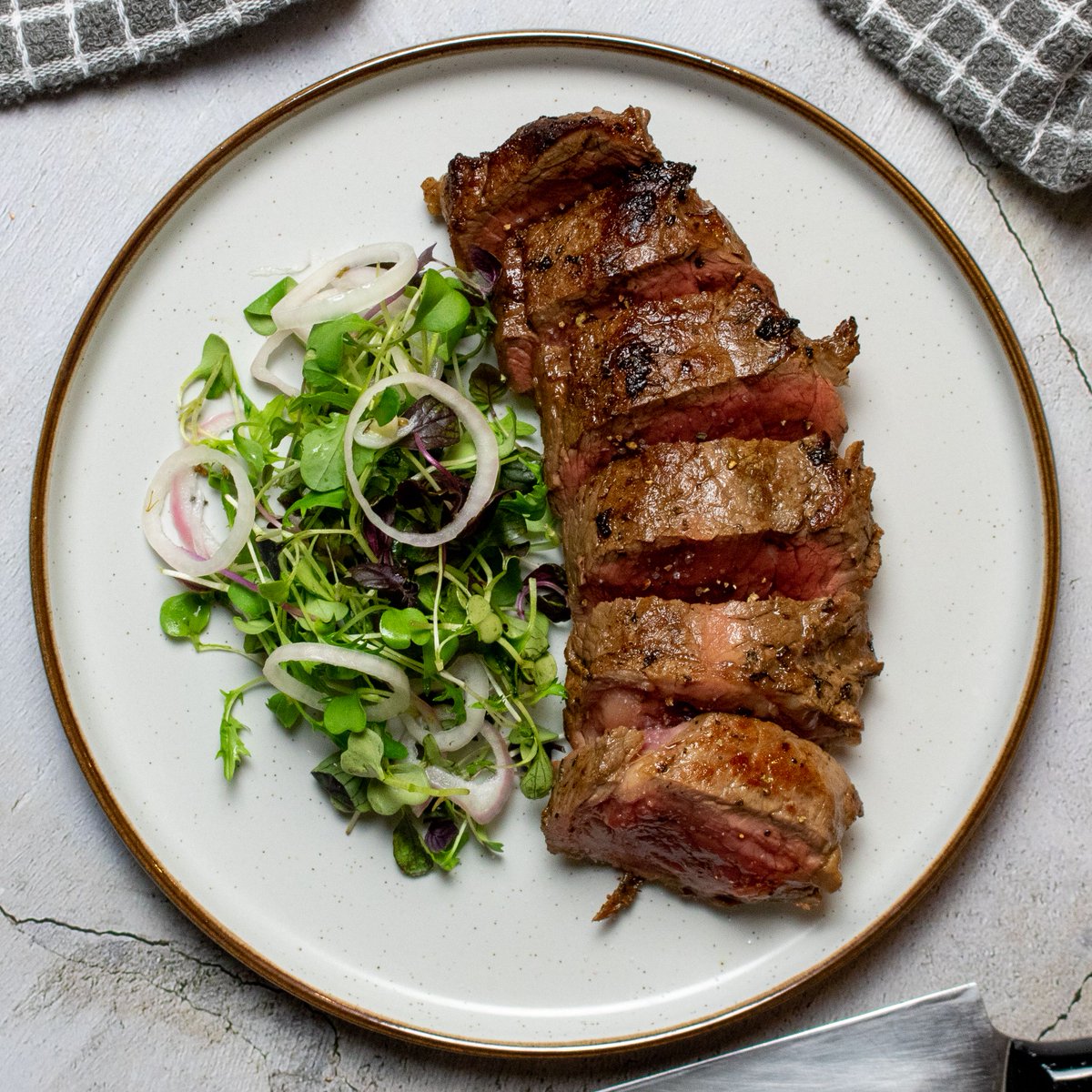 Delicious, flavoursome rump steak with our micro green salad!

#food #health #wellness #recipes #ingredients #london #shoplocal #verticalfarming #sustainability
