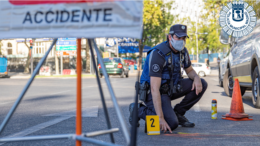 policiademadrid's tweet photo. 🚨Solicitamos la colaboración ciudadana para localizar a un varón que ayer en la C/Concejal Francisco José Jiménez Martín 126, sobre las 13:50h, atropelló con su patinete a una mujer.
Para cualquier información contactar con la Unidad Judicial de Tráfico☎️ 915889500/092 https://t.co/XDFWJ7skjl