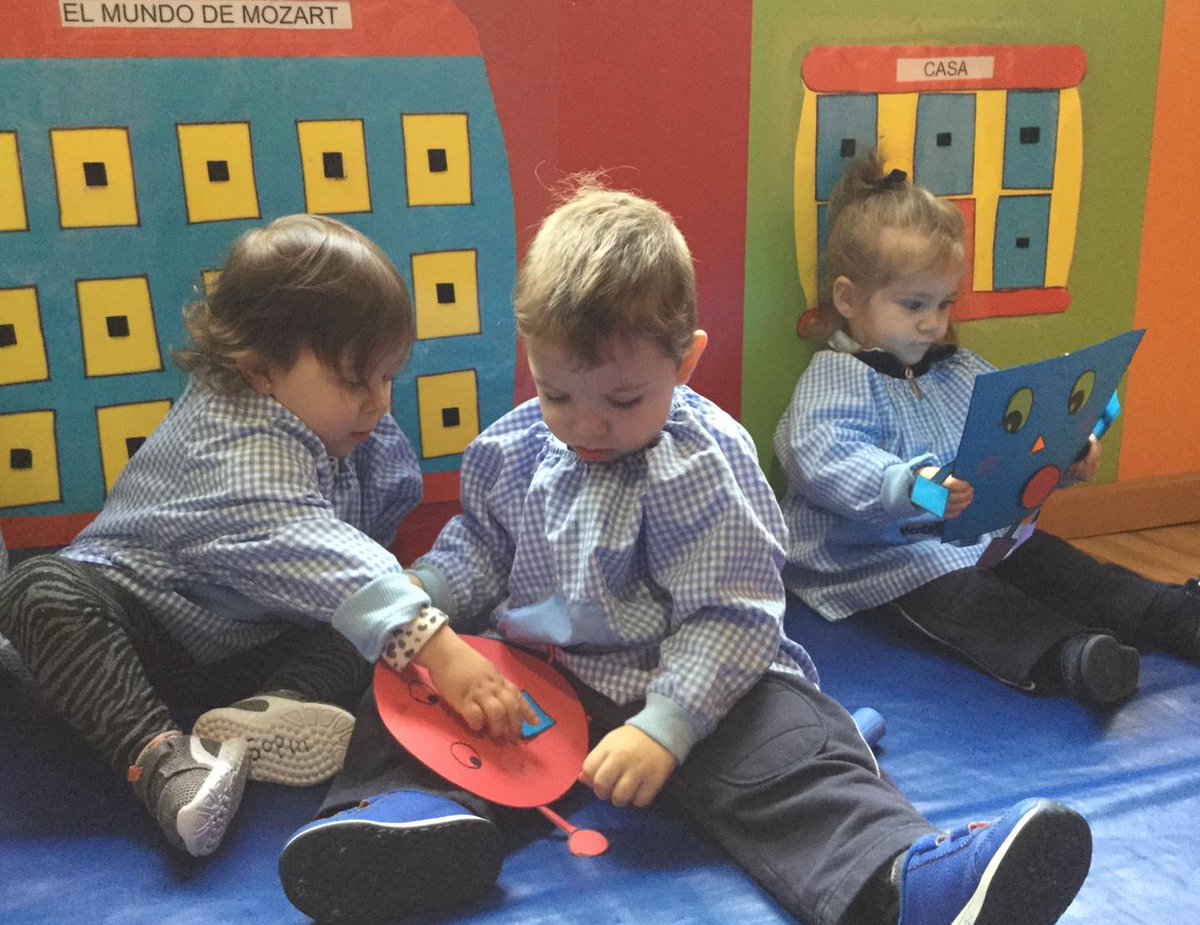 ElmundodeMozart's tweet photo. En nuestras sesiones de #MathCount conocemos las figuras geométricas: primero observamos, tocamos y experimentamos, para después reconocerlas y asociar la imágenes 👌
¡Las matemáticas pueden ser muy divertidas! 🥳
#educación0a3 #educacióninfantil #escuelainfantilmadrid https://t.co/tzSxfLEfcw