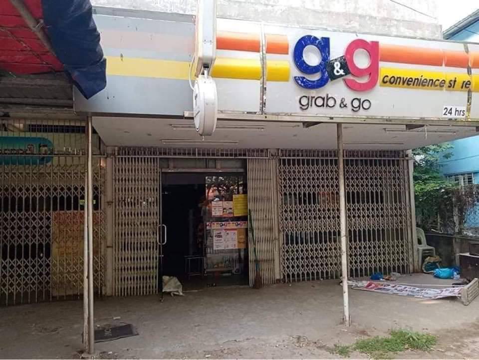hannayuri_twt's tweet photo. Military junta group continuously shoot and set things on fire in North Okkalapa, Yangon. They also raided small supermarkets like G&amp;G and wave money shop.
BLOODTHIRSTY JUNTA 
#WhatsHappeningInMyanmar 
#Mar15Coup https://t.co/ydr4TsLI0C