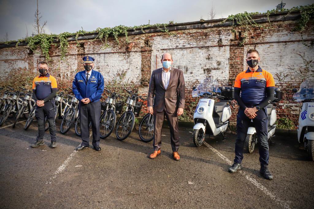 DAVIDSTEVENS83's tweet photo. Smart policing is a matter of sustainable choices - Toeval? Een stunt? Niets is minder waar! - Ce n'est qu’un pas, bien réfléchi et pas le dernier.
👮🏽🚲👮♂️@zpz_polbru
#tousensemble #eMobilityForEvolution #ZeroEmissions https://t.co/j3kGFHsHVh