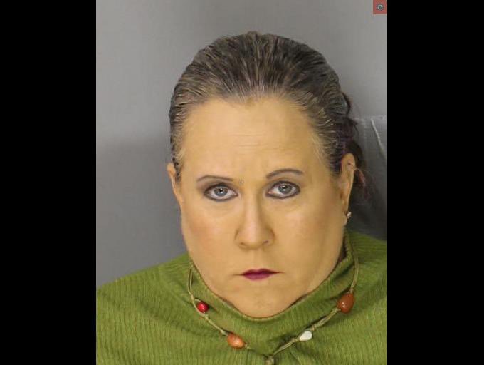 Raffaela Spone, 50 años, manipuló fotos de redes sociales de tres chicas porristas de Victory Vipers en Pensilvania para que pareciera que estaban desnudas, bebiendo y fumando por ser rivales de su hija, intentando que las expulsaran del equipo.