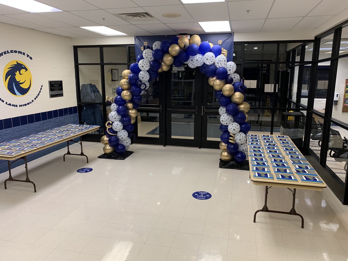 dhiggs_32's tweet image. Welcoming back my RLMS family after not seeing them for a year. Good to have them back in the building! RLMS staff is amazing! #RLMSpride ⁦@ROUNDLAKEMIDDLE⁩ ⁦@rlasdistrict116⁩ #ProudPrincipal #BackintheBuilding