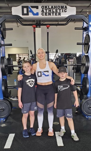 SkillzEvolutio2's tweet photo. #TinyGuns Scotty &amp; Davis working out with the Dream Team, @QBimpact Strength Coach @AudreyRosePrice and @SkillzEvolutio2 Coach @dedrien 

A little Strength Training with Coach Price and DB/WR work with Coach Nowden.  All in a days work for these young guys!!! #QBi #WeWORK  @ OAC https://t.co/TqDtloutqt