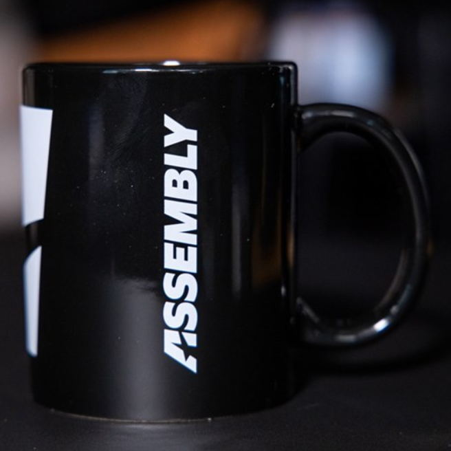 assemblyparty's tweet photo. Sanoiko joku Assy-muki? Suuntaa
@Jimms_fi nettikauppaan ja hommaa omasi!
Mukeja on rajoitettu erä, varmista siis omasi ennen kuin ne loppuvat kesken ja joudut tyytymään hörppäilemään juomasi nokkamukista.
Assy-muki:
https://t.co/rDJ3ROjLyC
#jimmspc #AssemblyWinter21 https://t.co/7EYo1XImYb