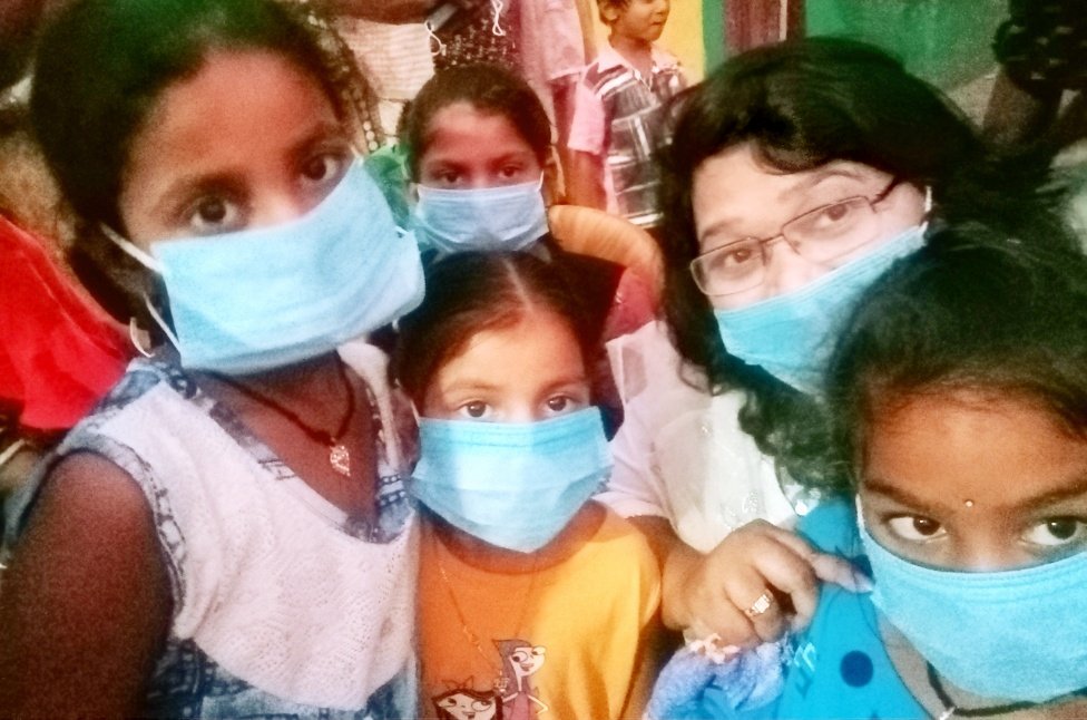 chand_lena's tweet photo. Though... one year passed by... many hardship days gone.. many more left.... Still Corona didn't go....
This year again we do aware, cautious and pray at Almighty that, may it's power be lessened... may there be no more pain.
#MaskUp #BeSafeEveryone
#CommunityGirls #SlumLove https://t.co/c08DEJfbLa