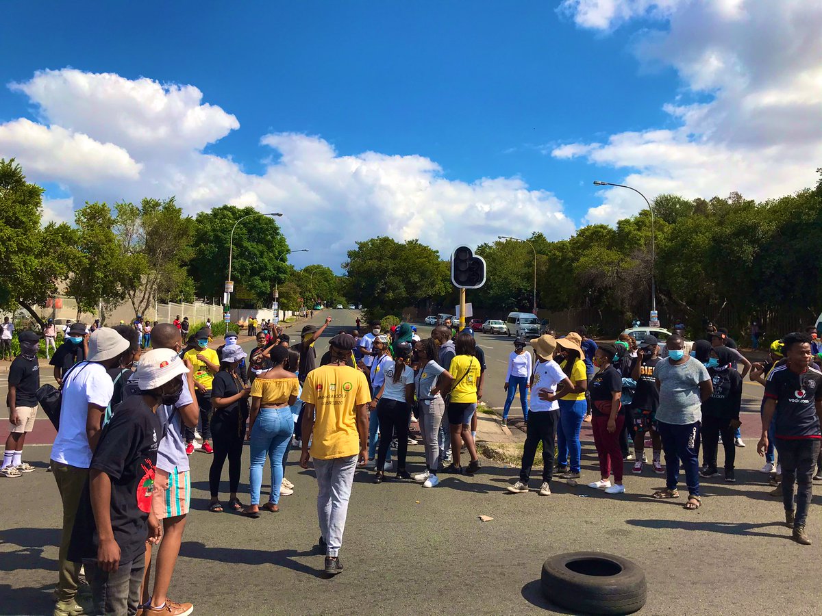 buhlembhele_'s tweet photo. We have moved to Auckland Park, where students at the University of Johannesburg have blockaded the intersection between Kingsway & University road.
#VOWFMNEWS
#NationalShutdown
#UJProtest
@VOWFMNEWS_ https://t.co/hPfgNddGQj
