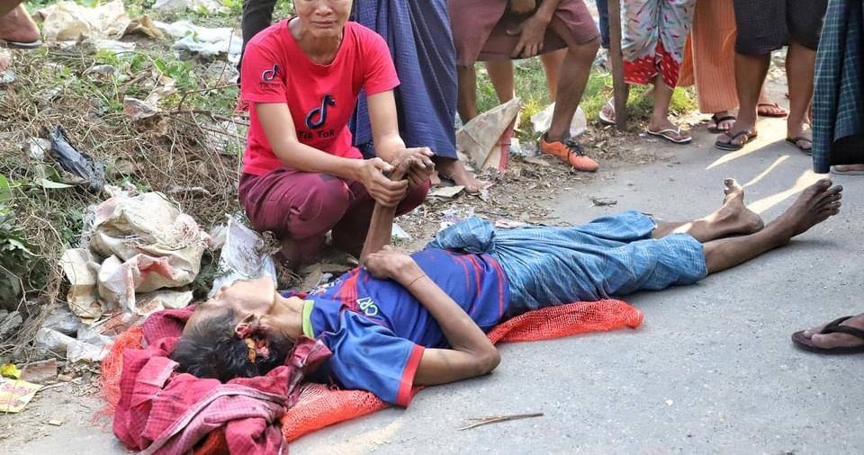 EaintThiriMyo4's tweet photo. Tw // blood // death
An old garbage man was slaughtered by Junta’s Military dogs though he was collecting trash peacefully ! See! Criminal Min Aung Hlaing’s soldiers ve been killing us in the most murderous way.
BLOODTHIRSTY JUNTA
#Mar15Coup
#WhatsHappeningInMyanmar @shafiur https://t.co/0NSYy1sp68