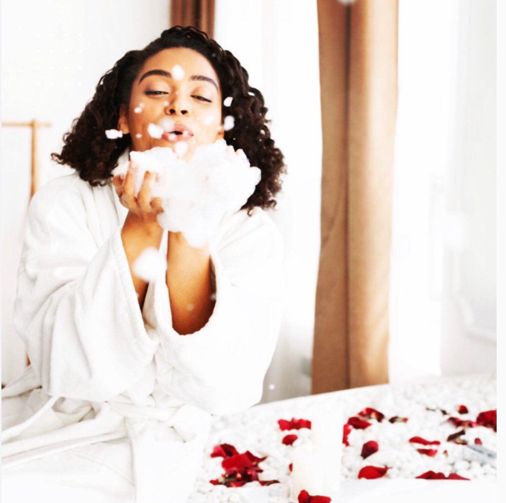 🌟Reclaim your peace on mindthecrown.com

Luxury meeting comfort is a perfect start of the week.  #mnlocal #SaintPaul #blackownedbusiness #womenownedsmallbusiness  #spalife #spalifestyle #luxuryrobes #chillinathome #selfcare #bathrobes #bathrobe #mindthecrown #relax