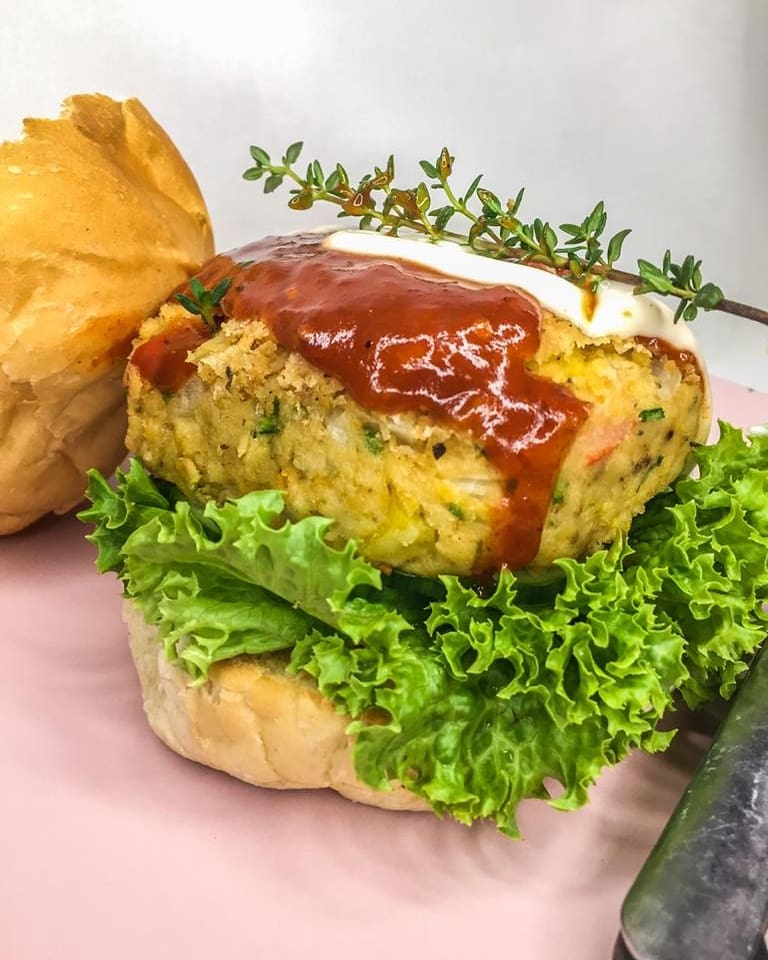 diva_ala's tweet photo. Vegetarian food is the new junk food 😍😋.
#NomeatMondays
Chickpea burger🍔
Check out our instagram reels on how to whip up this easy snack.
#nomeatmondays #vegetarian #vegan #chefsa #healthylifestyle #foodie #burger https://t.co/Eh0zxBCM1c