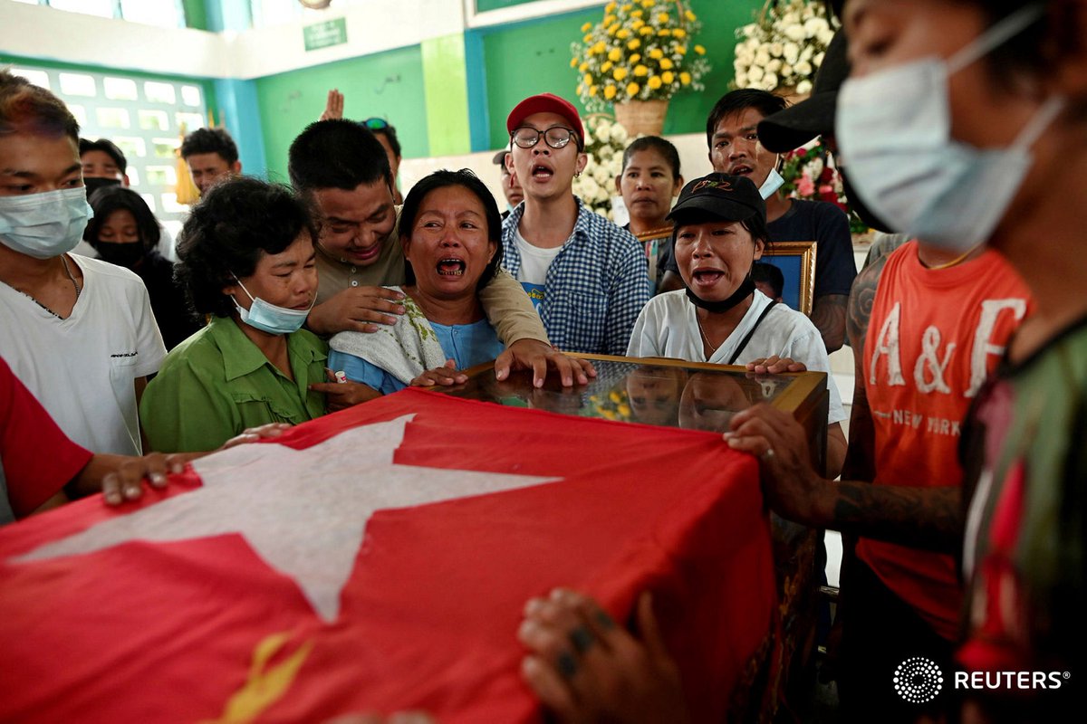 TostevinM's tweet photo. Relatives mourn Min Khant Soe, who was among the dozens killed during the crack down on anti-coup protesters #WhatsHappeningInMyanmar https://t.co/n3fFa48Dfn