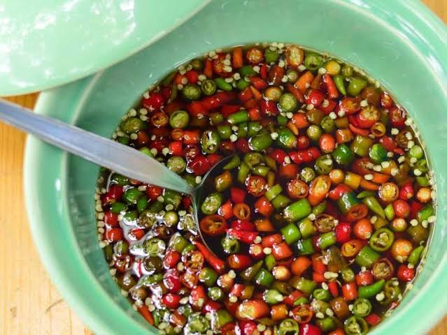 ทุกคนเรียกสิ่งนี้ว่าอะไรอันนี้อยากรู้จริงๆ
 พริกน้ำปลารี                 น้ำปลาพริกเฟบ