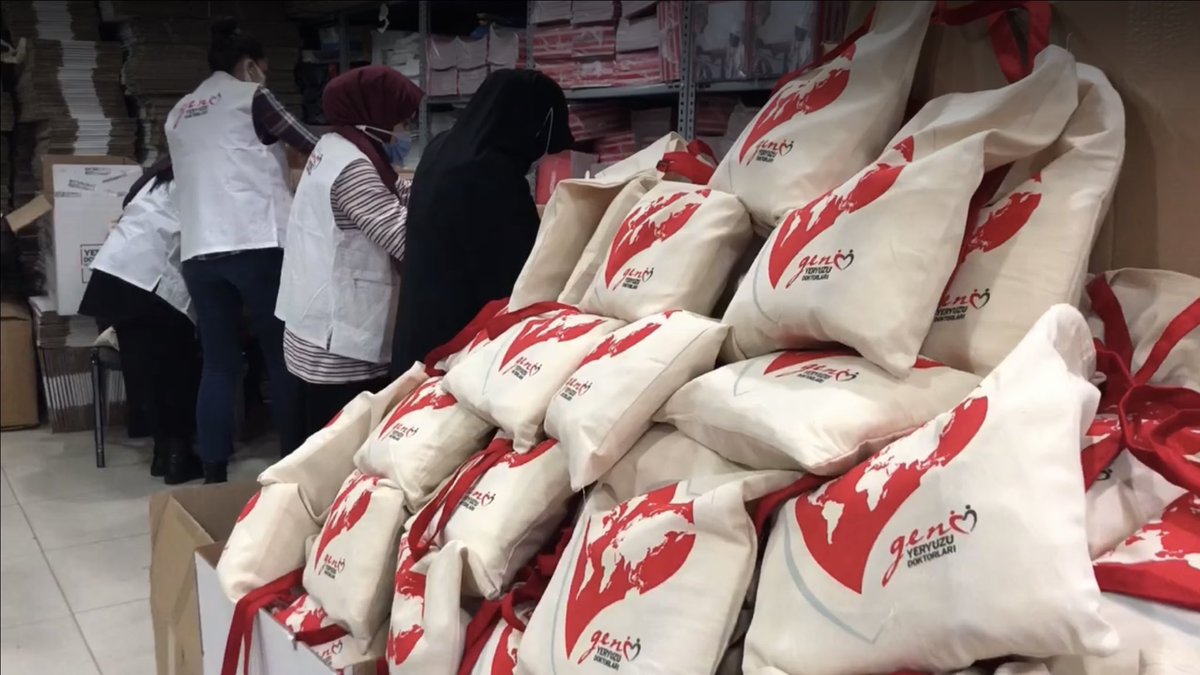 gencyyd's tweet photo. Covid-19 salgını ile mücadele sürecinin en büyük kahramanları olan sağlık çalışanlarına teşekkür ediyor, 14 Mart Tıp Bayramı'nı bir kez daha kutluyoruz 👏👏👏  #iyikivarsınız #14MartTıpBayramı 

Videoyu izlemek için: https://t.co/zjxfOF0bOj https://t.co/uVtwEFLSLo