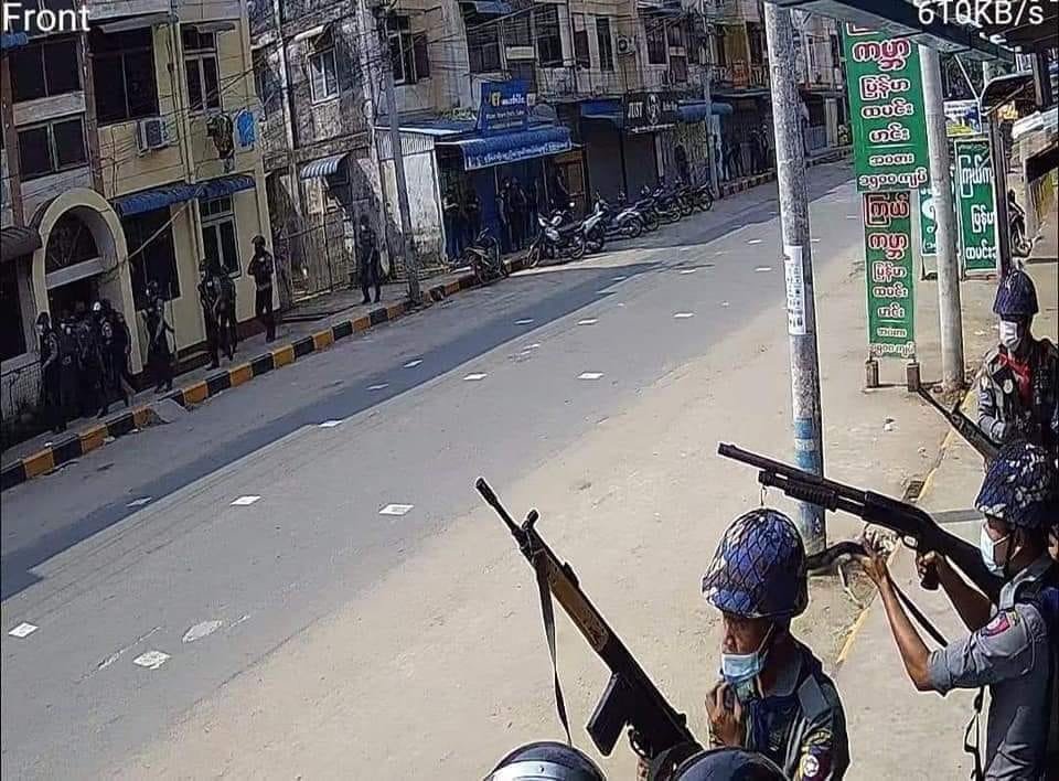 In Bago, Terrorists brutally kicked a man from the motorcycle. When he fell down, they shot him and killed him. They enjoy Killing civilians.
BLOODTHIRSTY JUNTA
#WhatsHappeningInMyanmar
#Mar15Coup #MilkTeaAlliance
#OpCCP