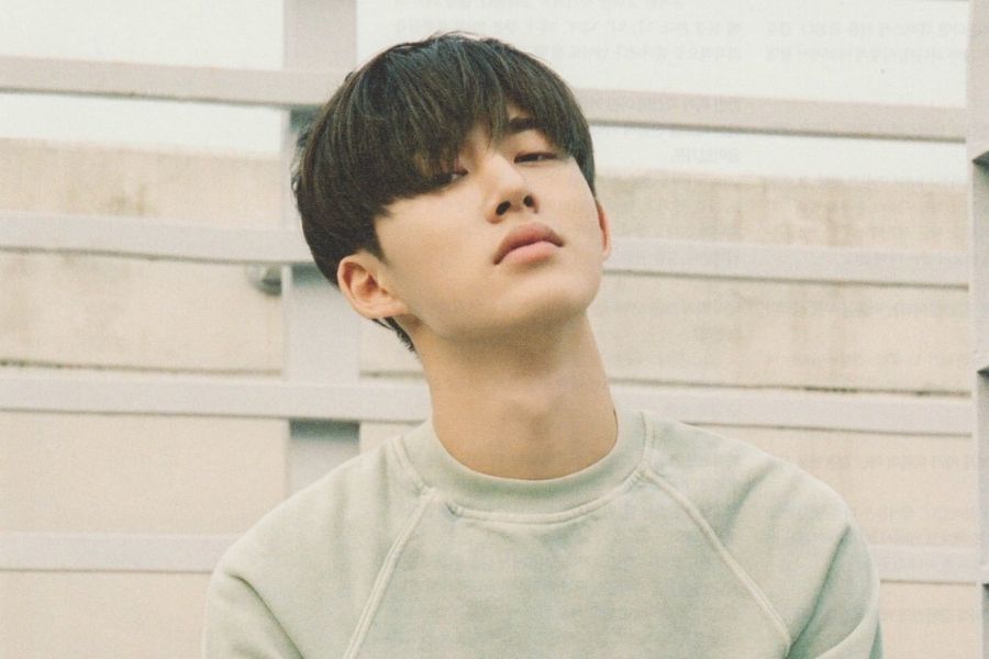 soompi's tweet photo. WATCH: B.I Surprises With MV Teaser For “Midnight Blue”
https://t.co/6HwmgVrUmx https://t.co/hxRTtoFral