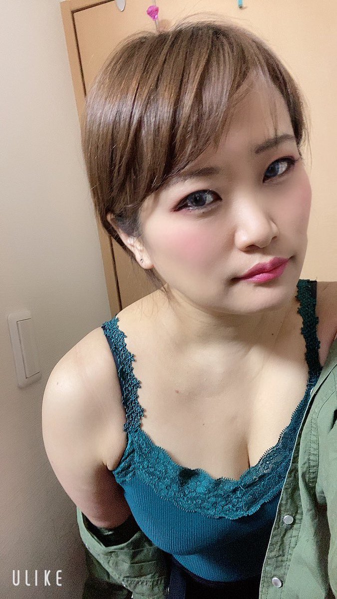 いつきいさむ On Twitter 30代のセクシーな大人の女性と言う雰囲気を作りたくて 家の私服をかき集め 化粧を変えてみたけど これが精一杯だった わからん どこをどうすると良いのですかね 絵作りとして興味がある