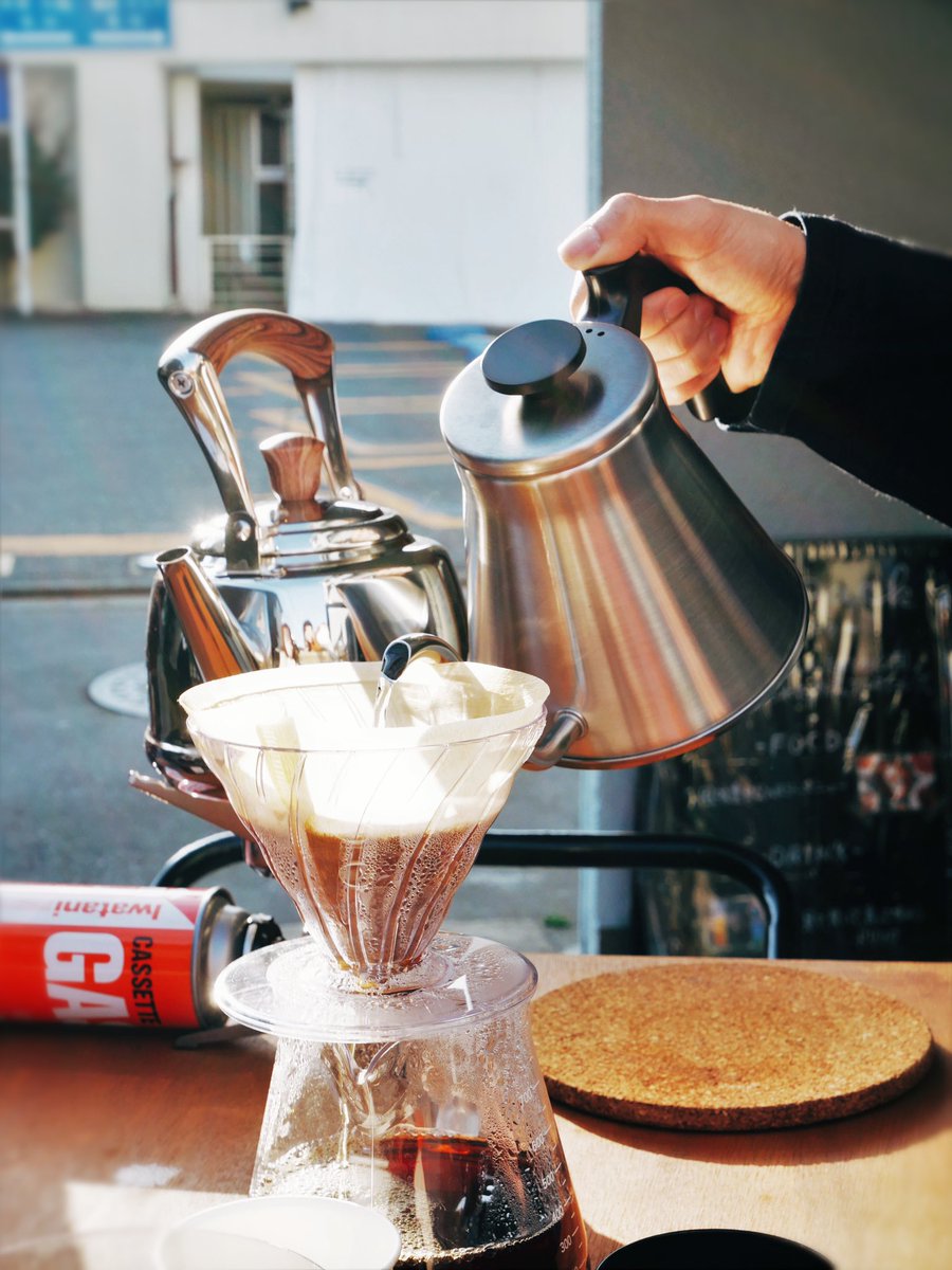 TezukuC's tweet photo. 【フリーコーヒー初開店☕️】
先週末、祖師ヶ谷大蔵にあるb.e.park(@bepark_2020 )さんの店前をお借りし、爽やかな酸味あるケニヤの豆のコーヒーをご用意☕️
通りすがりの方やこのために来てくれた方もご来店いただき、ありがとうございました☺️
#てづくりシネマ #フリーコーヒー #祖師ヶ谷大蔵 #bepark https://t.co/fiA1EZNZlW