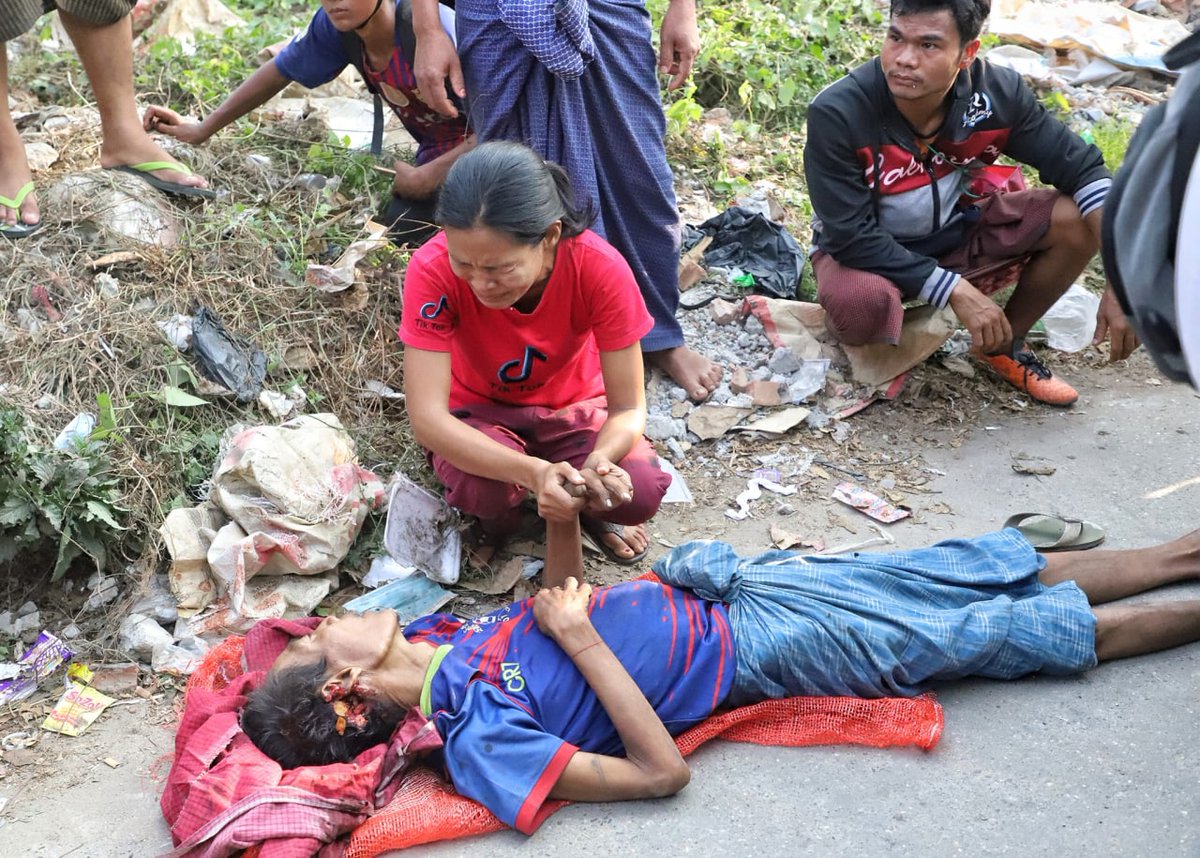 Z17144161's tweet photo. @YourAnonCentral [လှိုင်သာယာ] လမ်းဘေးအမှိုက်ကောက်တဲ့
အဘကို အသေပစ်သတ်သွားတာပါ https://t.co/tOHRWdt1dy
