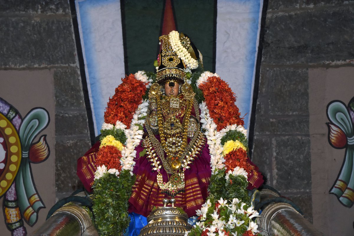 ஸ்ரீரங்கம் அருள்மிகு ஸ்ரீரங்கநாதர் கோயிலின் உப கோயிலான உறையூர் ஸ்ரீகமலவல்லி நாச்சியார் கோயில் தெப்பத்  திருவிழாவின் 6ம் நாள் 8.3.2021 மாலை முக்கிய நிகழ்ச்சியான தெப்பம் நடைபெற்றது.தெப்பத்தில் அருள்பாலித்து மூலஸ்தானம் சென்றடைந்தார்.  #ஸ்ரீகமலவல்லிநாச்சியார்  #தெப்பத்திருவிழா