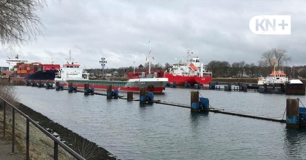 kn_online's tweet photo. Aufatmen am #NordOstseeKanal in Kiel: Die Nordschleuse kann nach einer Notreparatur wieder genutzt werden. Am Wochenende war ein Frachter in das #Schleusentor gekracht. https://t.co/q0dKPZbKuR #Kiel https://t.co/P94erNQodD