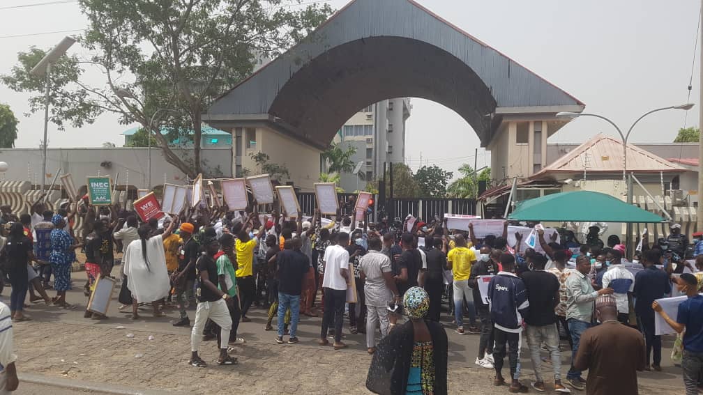 SaharaReporters's tweet photo. PHOTONEWS: Sowore Leads @aacparty Members To Protest At @inecnigeria HQ Abuja Over Imposition Of Sponsored Group On Party

SEE MORE PHOTOS: https://t.co/4sCMenQy2z https://t.co/BNAnXB54H3