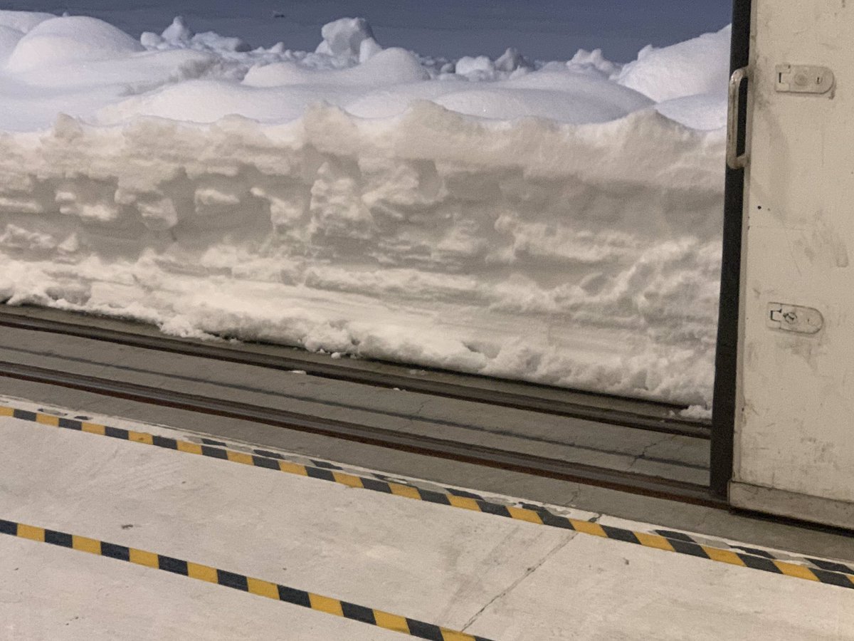 ben_warwick6's tweet photo. If you think getting out of DIA is tough, #Copter4 isnβt going anywhere! Check out the drifts in front of the hangar this morning.
π·: @jmowry11 https://t.co/tCLo2vqoVW