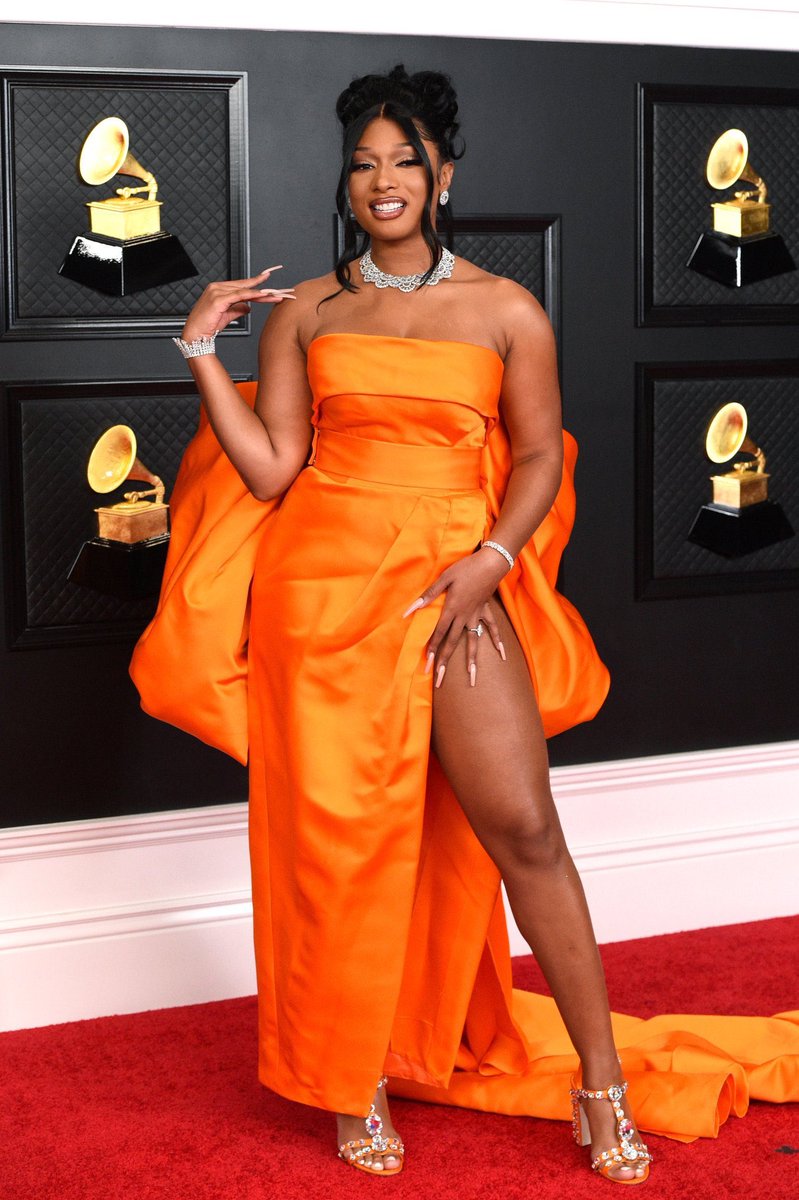 poperascon's tweet photo. Rankea los mejores looks de la alfombra de los #Grammys en las stories de nuestro instagram! https://t.co/iOf5PdFFoK https://t.co/2ryrhGdEi0