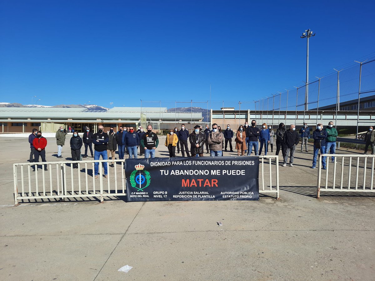 ApfpSoto's tweet photo. Concentración en C.P. Madrid V en apoyo a los funcionarios de Las Palmas. Convocada por TAMPM y APFP SOTO juntos. La UNIDAD nos hace fuertes. #sosprisiones #MitrabajoTuseguridad #tampm https://t.co/8rub9T0kTK