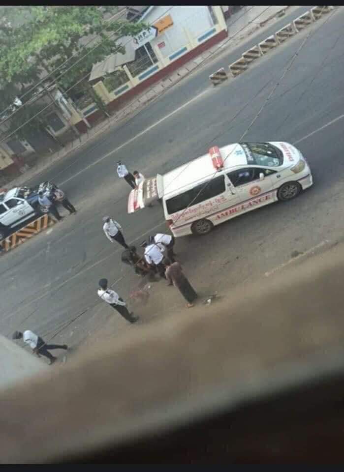 Veronic64454936's tweet photo. Tw // blood // wound // death

Arbitrary Killings of Junta’s Terrorists; Soldiers shot a taxi driver intentionally with live ammos in Yangon n also shot a man in head who s riding a motorcycle in Bago on Mar 15. 

BLOODTHIRSTY JUNTA
#Mar15Coup
#WhatsHappeningInMyanmar https://t.co/92PCwfxCh6