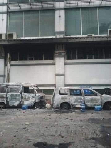 Veronic64454936's tweet photo. Two burnt cars were spotted this morning in front of AKK shopping mall in Thingangyun. Terrorists burning civilians' properties. This a reality happening right now in Myanmar.
#WhatsHappeningInMyanmar #Mar15Coup  
BLOODTHIRSTY JUNTA https://t.co/yt4JVrVDby